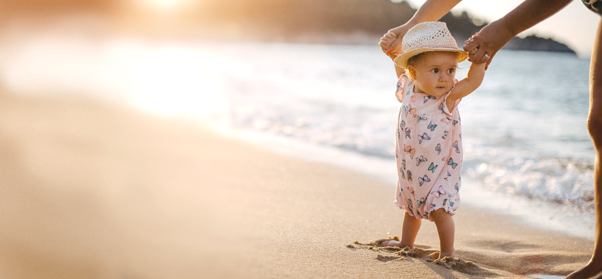 Letnia kosmetyczka niemowlaka – co może, a co musi się w niej znaleźć?