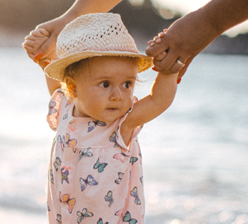 Letnia kosmetyczka niemowlaka – co może, a co musi się w niej znaleźć?