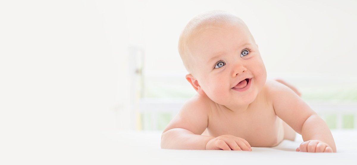 Kiedy niemowlę podnosi główkę? Odpowiadamy!