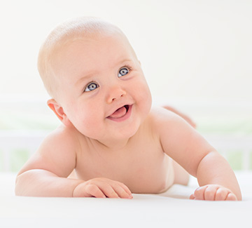 Kiedy niemowlę podnosi główkę? Odpowiadamy!