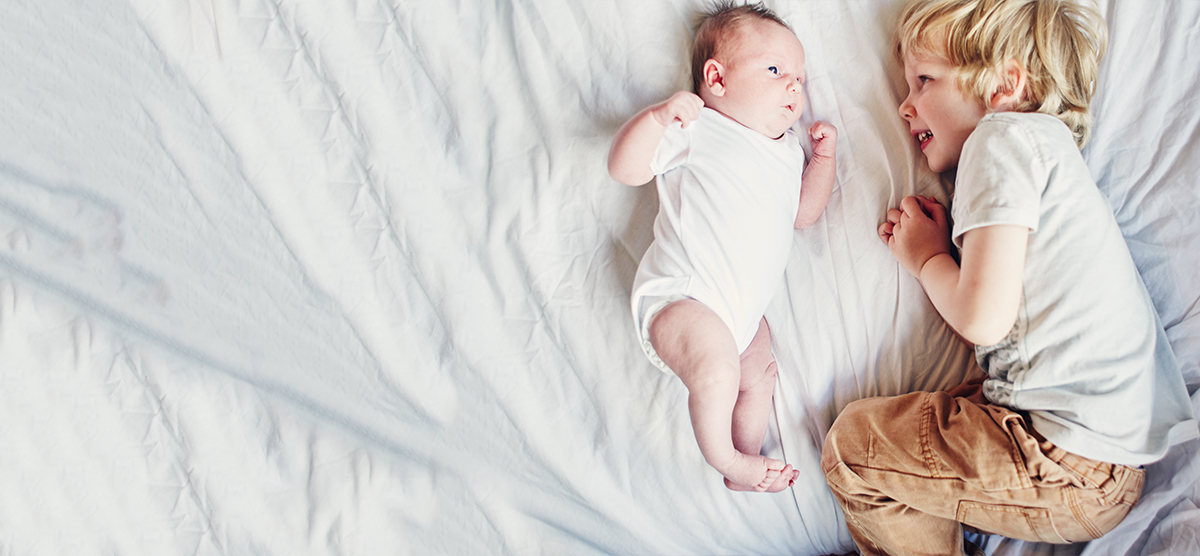 Zazdrość o młodsze rodzeństwo – jak sobie z nią radzić?