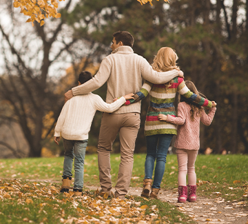 Jesienny spacer z dzieckiem – jak się przygotować i co na niego zabrać?