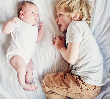 Zazdrość o młodsze rodzeństwo – jak sobie z nią radzić?