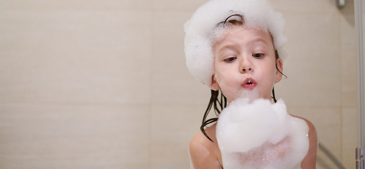 Dziecko nie chce myć głowy? 5 sposobów, by je przekonać!