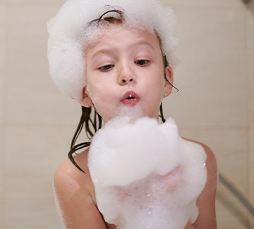 Dziecko nie chce myć głowy? 5 sposobów, by je przekonać!