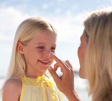 Co po opalaniu? 4 sposoby na regenerację skóry i włosów po lecie