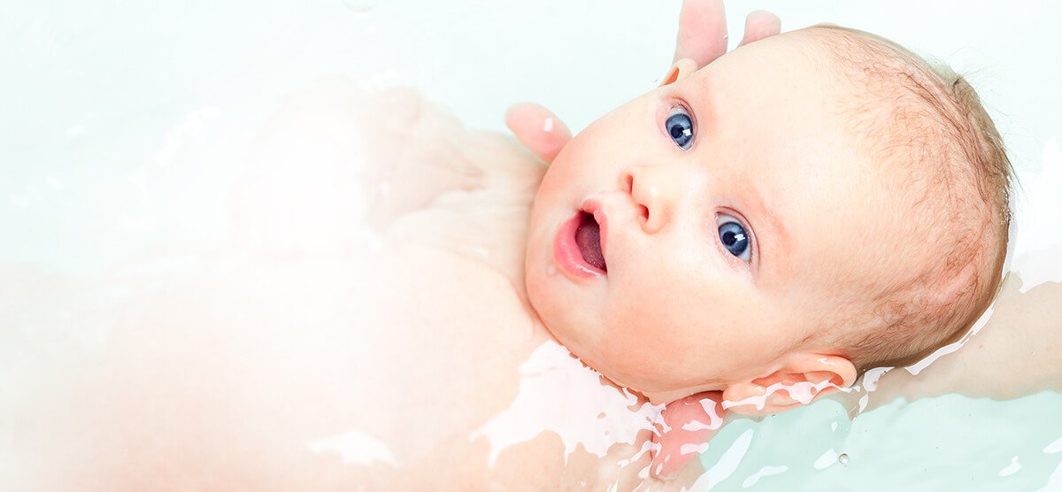 Pierwsza kąpiel niemowlaka